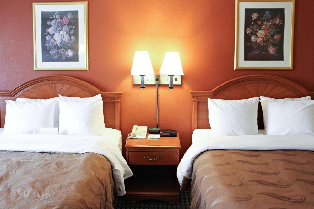 Queen Room - Non-Smoking interior